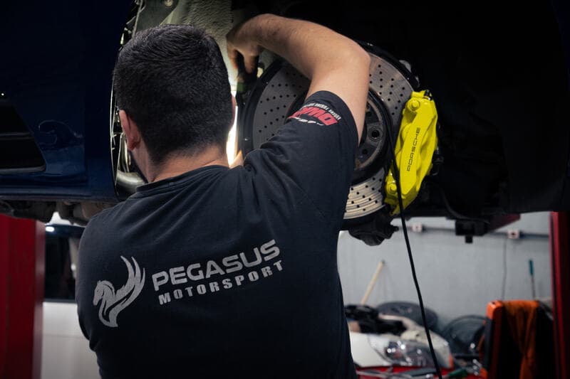 Técnico trabalhando na Pegasus Motorsport