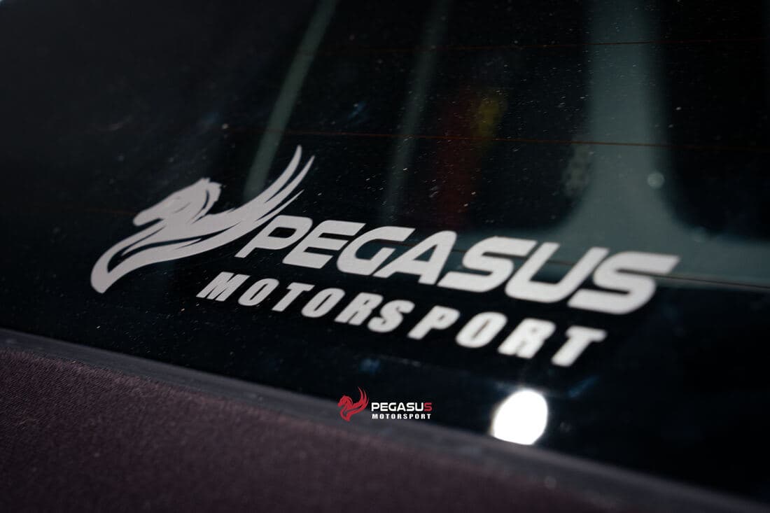 Adesivo Pegasus Motorsport no vidro do carro