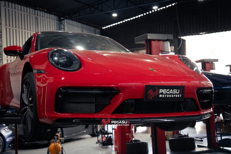 Porsche 911 na oficina Pegasus Motorsport