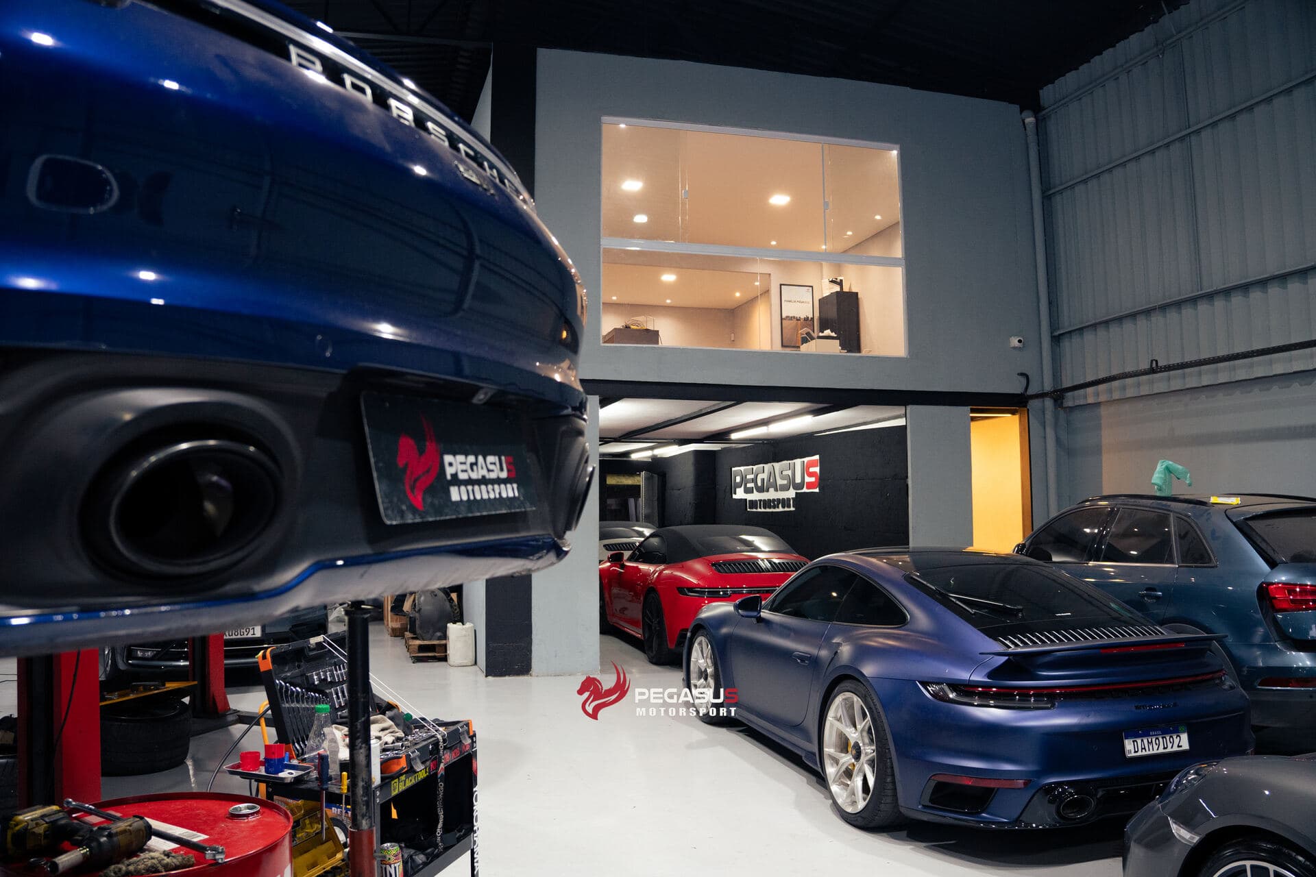 Interior da oficina Pegasus Motorsport